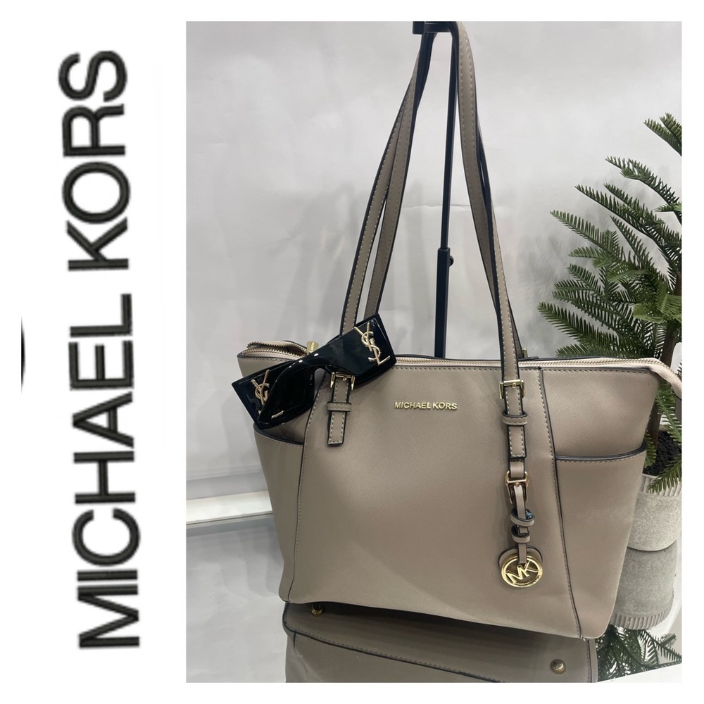 Michal Kors Leather Bag - Picture 2 of 13